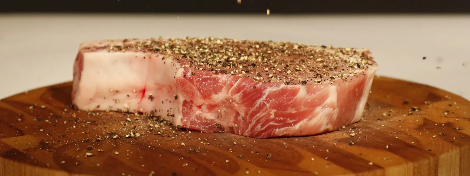 Pork chop with dramatic seasoning